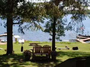 2 Bedroom Cabin Nestled in the Pines on Quiet Lake