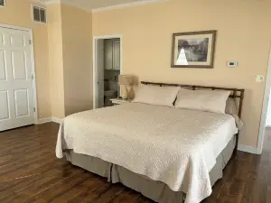 Paw Paw Tree Estate Home with Three Bedroom Guest House.   Sleeps 19 +