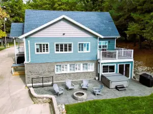 Marwood Cove - Luxury Waterfront Cottage with Hot Tub