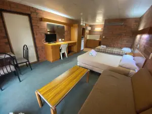 Hawker Hotel Motel