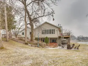 519) Massive 3 bedroom on the Lake!