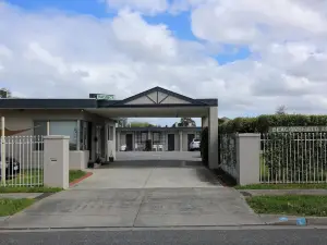 Beaconsfield Lodge Motel