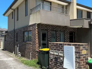 Close Airport Style Home