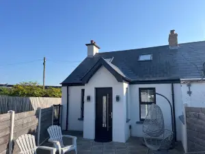 2 Bedrooms - 5 Guests - Fireplace - Near Beach