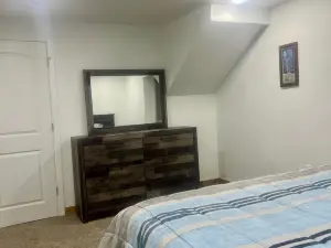 Charming 3-bedroom cottage with a river view in the bluffs just south of Lansing