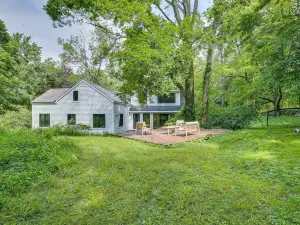 Modern Sharon Farmhouse: Spacious, Patio, Views