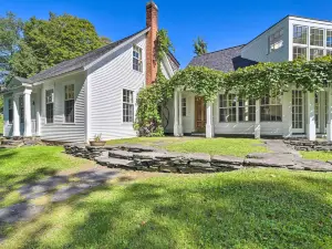 Lovely Brookfield Home w/ Private Deck & Views