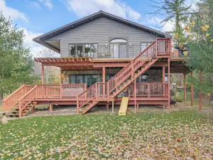 เกมรูม + อ่างน้ำร้อน: ริมน้ำ เลค อาร์บูตัส เคบิน