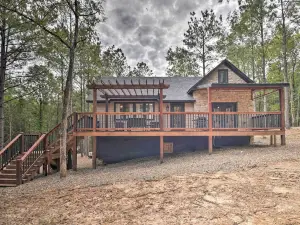 Modern Cabin with Spacious Deck, BBQ, and Pergola!