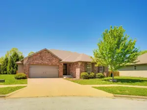 Nixa Family Home - 11 Mi to Downtown Springfield!