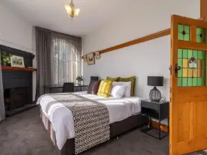 The Banker's Loft - Central Launceston Art Deco Pad