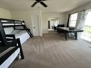 Lake House in quiet neighborhood
