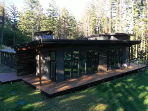 Amazing New 5 Bed Home next to the Columbia River. Sleeps 10 adults & 9 Kids