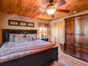 New River Ramble - riverfront with game room, hot tub, fire pit
