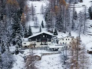 Waldhotel Fletschhorn Panoramic Retreat in Saas Fee