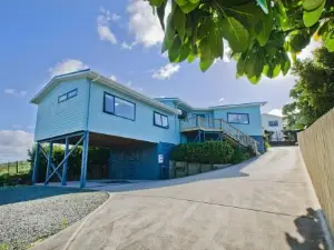 The Blue Cottage with WiFi- Waipu Holiday Home