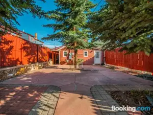 1880s Victorian Remodel - 1 2 Block from Downtown