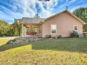 Kingston Home w/ Patio < 4 Mi to Lake Texoma!