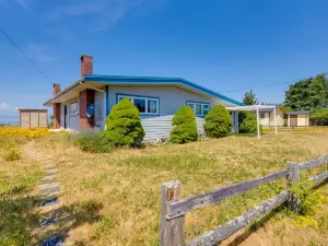 Point Roberts Cottage w/ Ocean Views + Hot Tub!