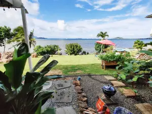Relaxing oceanfront home overlooking Kaneohe Bay