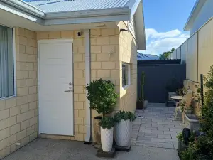 Cosy granny flat only 2 minute walk to beach with off street parking