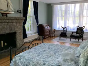 Captain Sweetser's Inn