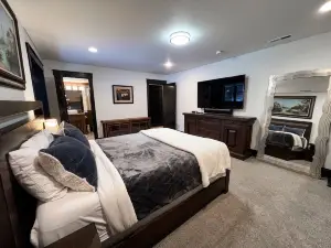 Whispering Pines Chalet, Luxury Ski-In & Ski-Out Perched Across from Whitefish Resort;