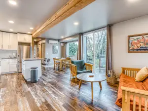 Beautiful storage container home w/ Columbia Gorge views & prime location