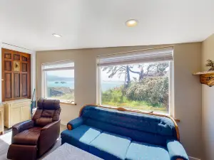 Oceanfront condo with jetted tub, WiFi, and smart TV - convenient to state parks
