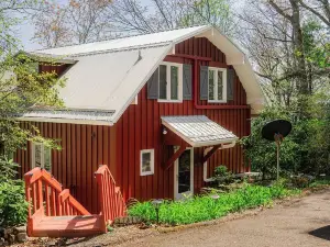 The Little Red Barn w/ Spectacular Views & Less Than 1 Mile - Blue Ridge Parkway