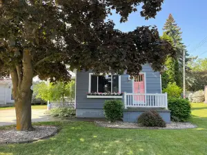 RIVERFRONT RETREAT /HEART of DOWNTOWN Caseville - short stroll to BEACH/sleeps 6