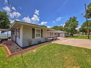 Lakefront Livingston Home w/ Dock, 1 Mi to Launch!