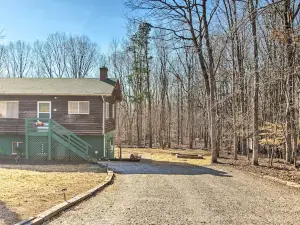 Peaceful Yogaville Retreat w/ Fire Pit!