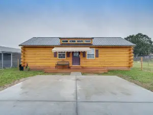 Cozy Wharton Cabin Porch, Near Hunting and Fishing