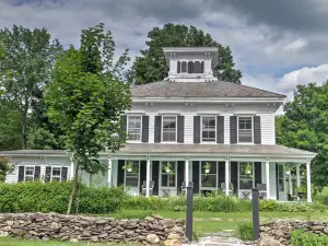 Gorgeous Victorian-Style House w/ Hilltop Pool!