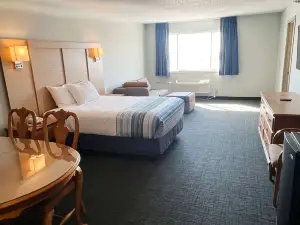 Days Inn & Suites by Wyndham Williamsburg IA North