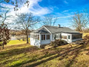 Secluded and Cozy Lake House/Farmhouse on 40 acres with a 13 acre private lake
