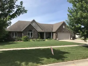 Large home on golf course, close to Seven Oaks, Ledges Park & ISU.  Sleeps 12+