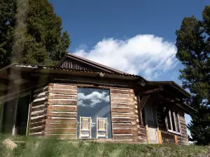 Hilltop Cabin with Breathtaking Mountain Scenery