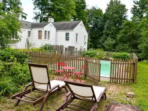 Peaceful apartment on 3.5 acres w/ artist studio.