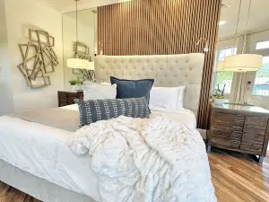 Escape to "Studio B Lake, Pool, Splash Pad, Hot Tub, Kayaks, fire pit, etc