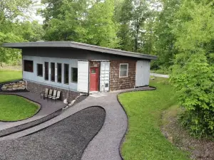 The Original Shipping Container Cabin in Red River Gorge-HotTub and a View!
