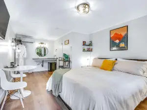 Dog-friendly hiker's studio with mountain views & fast WiFi - close to hiking