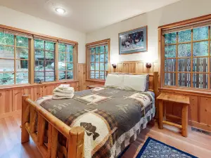 Custom built dog-friendly home on Wallowa River with WiFi, deck & gas stoves