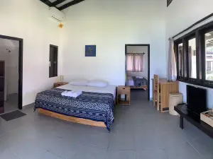 Balong Balong Surf Bungalows & Restaurant