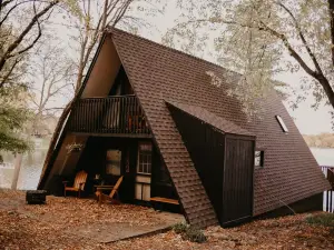 Step Back in Time: Cozy Lakeside Retreat Vintage A-Frame Cabin on Horseshoe Lake