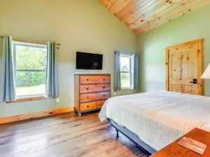 Mtn-View Home 6 Mi to Jay Peak Resort Fish and Hike