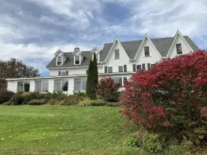 Inn at Pleasant Lake