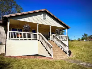 Lester Lodge minutes to New River Gorge.  Charming 5 bedroom house on 4.5 acres