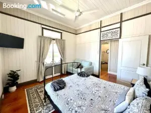 Childers Charmer with Aircon, Wifi & Modern Luxuries